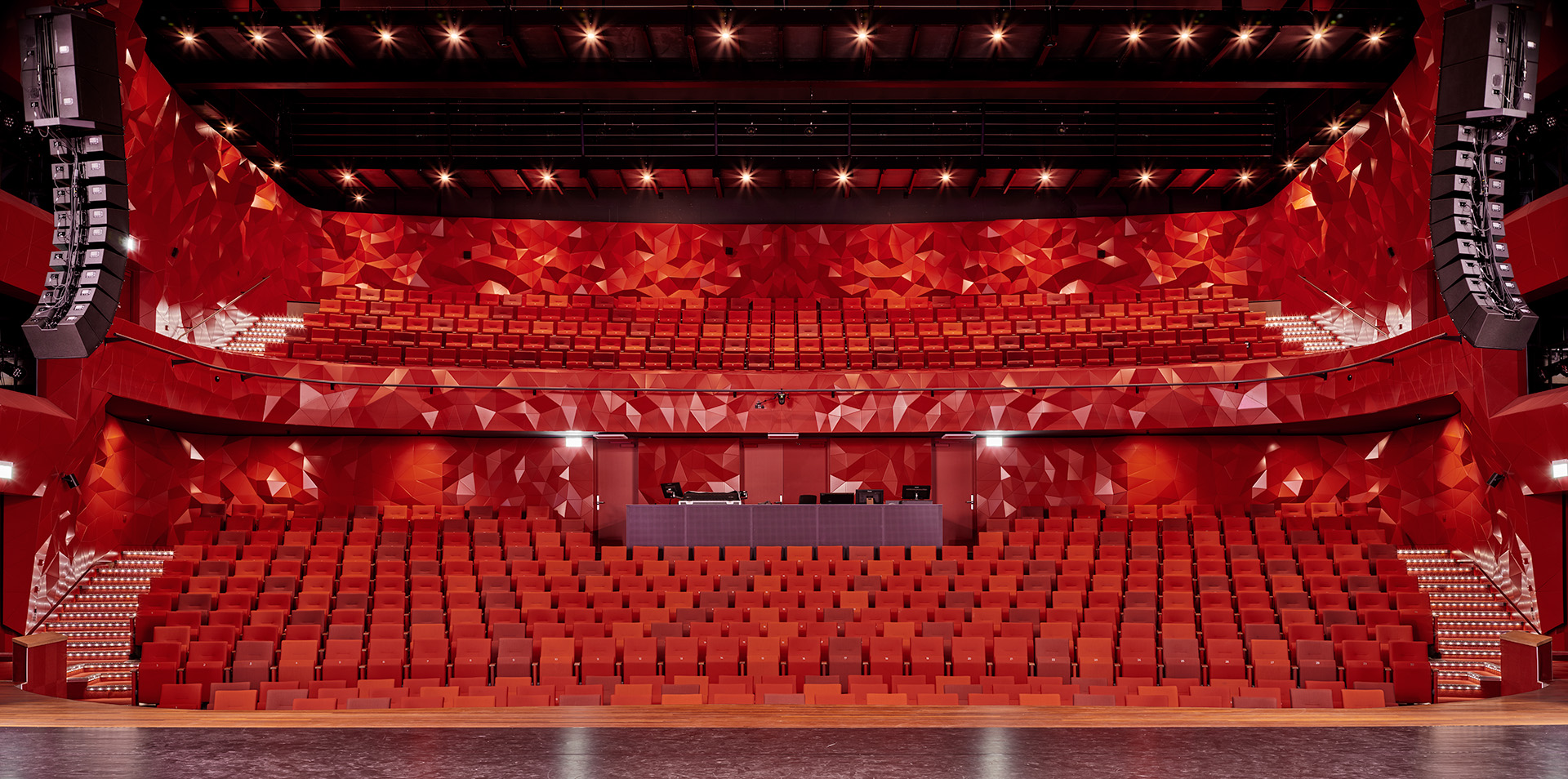 Kunstenpand-Theatre.-Rotterdam-Holanda.-SIgnal-Red_01_1660060122.jpg